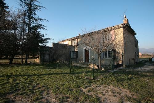 Mas en Provence à rénover sur 1,5 hectares proche d'Apt